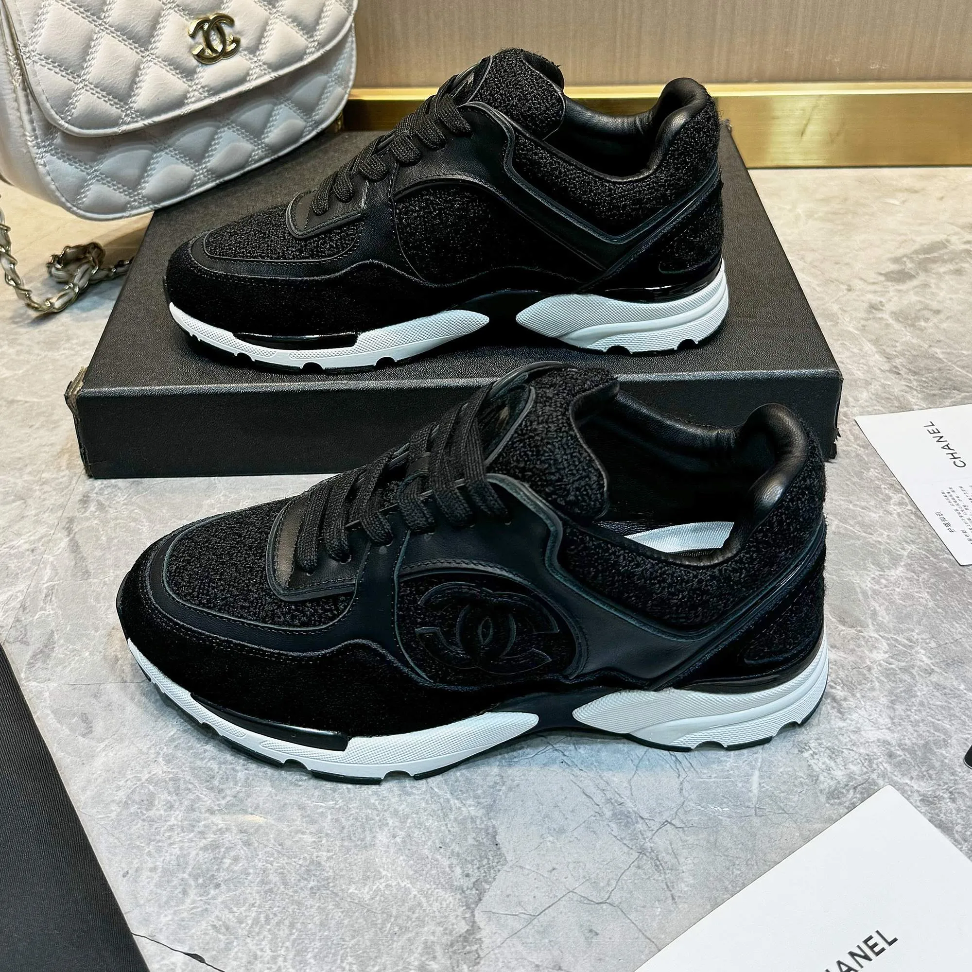 Men's shoes pP700! Chanel Chanel - 2024 counter top casual sneakers This classic design; the upper is embroidered with various techniques; the outsole is fashionable and sporty; the outsole is stylish and sporty; it incorporates a variety of color matching elements... The diversified mix and match is very good-looking and versatile, casual, fashionable, sports, and outdoor can be taken into account... ꫛꫀꪝ Go➫ Material: ❶Upper made of: original imported high silk cowhide suede + small fragrance fabric ❷Inner use: Original imported breathable sheepskin lining ❸ Outsole based on: Original TPU combination outsole Special counter boutique packaging complete set Women 35–41 Men 38-45